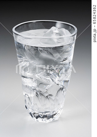 焼酎 水割り 65824362