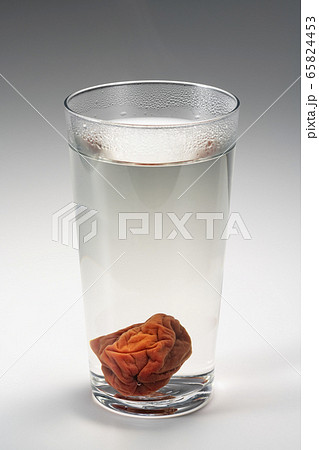 焼酎 お湯割り 梅干し 65824453