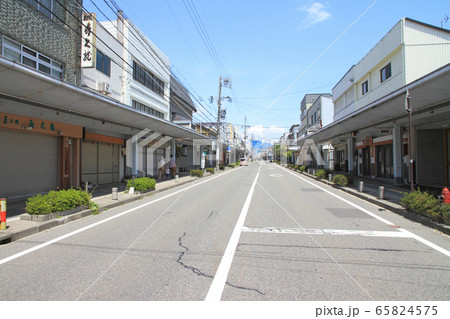 地方都市のシャッター通り 65824575