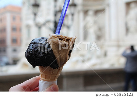トレヴィの泉前のジェラート屋さん　ダークチョコとコーヒー　Bar Fontana di Trevi 65825122