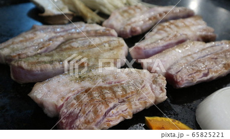 肉 豚肉 食べ物 65825221