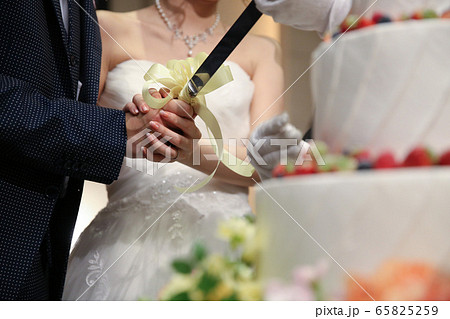 結婚式　ケーキ入刀 65825259