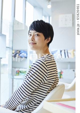 若い男性　美容室 65826461