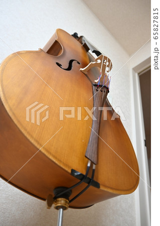 下から見上げたチェロ 下から見上げたチェロ 65827815