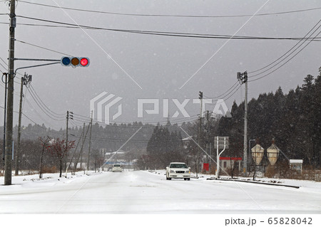 雪景色　アイスバーンの道路 65828042