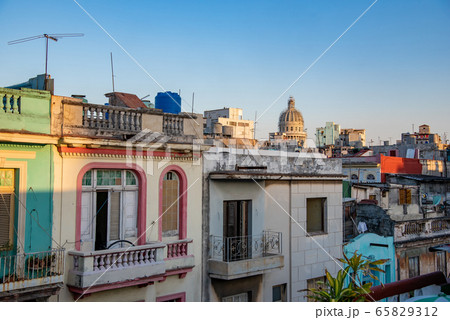 キューバ ハバナの町並み 旧国会議事堂 カピトリオが見える キューバ ハバナの町並み 旧国会議事堂 カピトリオが見える 65829312