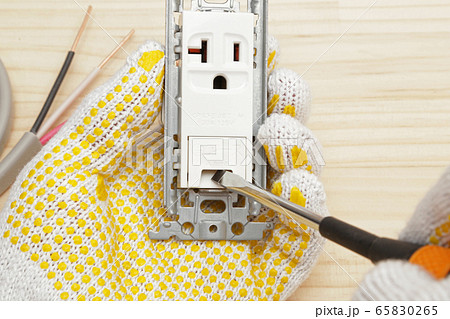 電気工事 アース端子付きコンセント工事の写真素材