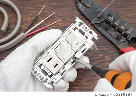 電気工事イメージ スイッチとコンセントの組み合わせ作業 電気工事イメージ スイッチとコンセントの組み合わせ作業 65830337