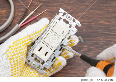 電気工事　スイッチとコンセントの組み合わせ作業 65830340