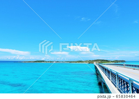 沖縄 青空と青い海の池間大橋 沖縄 青空と青い海の池間大橋 65830464