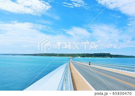 沖縄　青空の伊良部大橋 65830470
