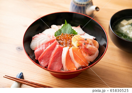 海鮮丼 65830525