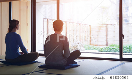 座禅する外国人 65830562