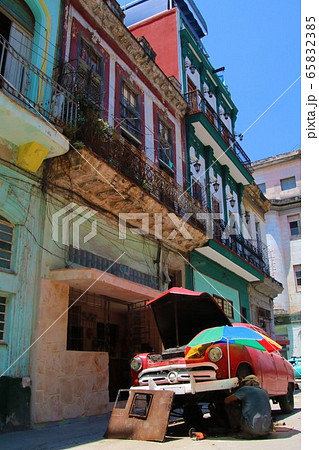 キューバ・ハバナの街角でのアメ車修理 Classic car in Havana,Cuba キューバ・ハバナの街角でのアメ車修理 Classic car in Havana,Cuba 65832385