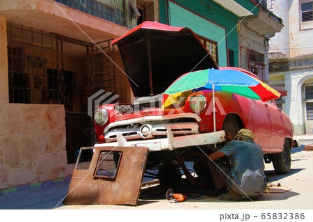 キューバ・ハバナの街角でのアメ車修理 Classic car in Havana,Cuba キューバ・ハバナの街角でのアメ車修理 Classic car in Havana,Cuba 65832386