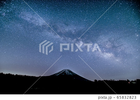 富士山に昇る天の川 65832823