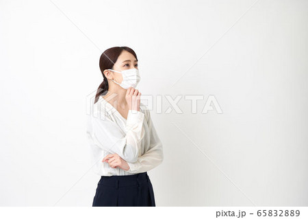 マスクをして腕を組んでいる女性(左向き) マスクをして腕を組んでいる女性(左向き) 65832889