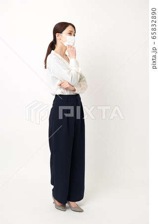 マスクをして腕を組んでいる女性（左向き） 65832890