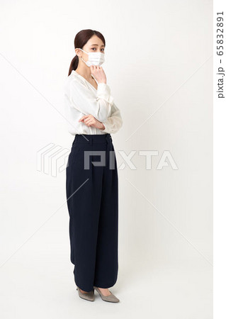 マスクをして腕を組んでいる女性(左向き) マスクをして腕を組んでいる女性(左向き) 65832891