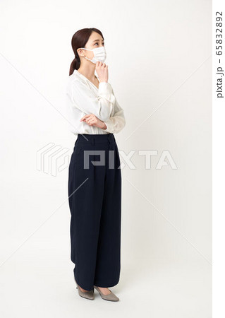 マスクをして腕を組んでいる女性（左向き） 65832892