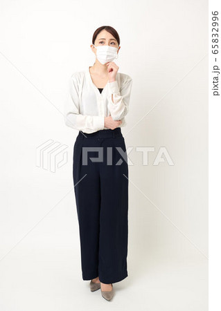 マスクをして腕を組んでいる女性 65832996