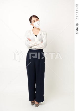 マスクをして腕を組んでいる女性 マスクをして腕を組んでいる女性 65833086