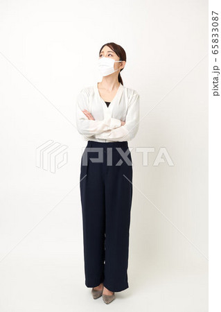 マスクをして腕を組んでいる女性 マスクをして腕を組んでいる女性 65833087