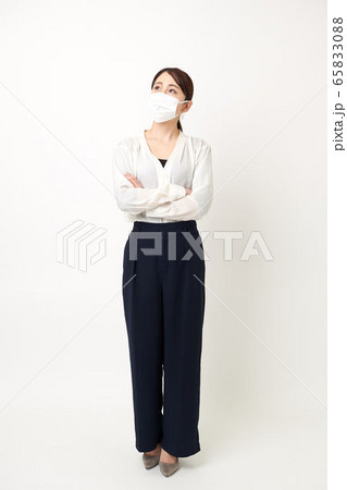 マスクをして腕を組んでいる女性 65833088