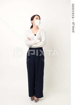 マスクをして腕を組んでいる女性 65833090