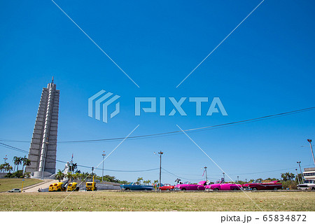 キューバ　ハバナ　革命広場　ホセ・マルティ記念博物館　並んだクラシックカー 65834872