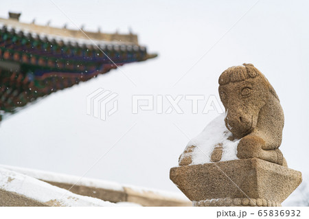 Korean traditional architecture, wintertime landscape of Korean palace 050 65836932