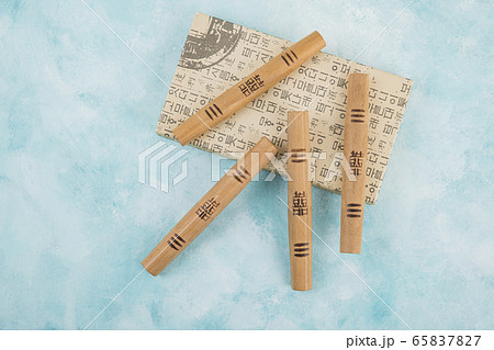 the Korean traditional wrapping cloth, refreshments and greeting card 113 65837827