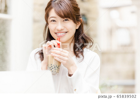 ビジネスウーマン　ノートパソコン　屋外 65839502