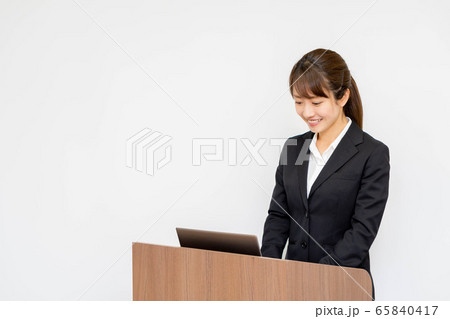 スーツ姿の女性 65840417