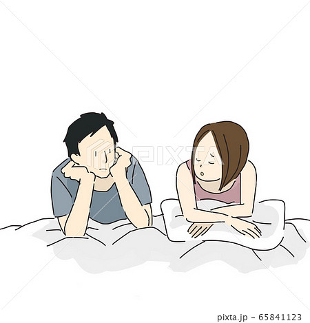 ベッド、布団の上で話す男女（カップル）２ 65841123