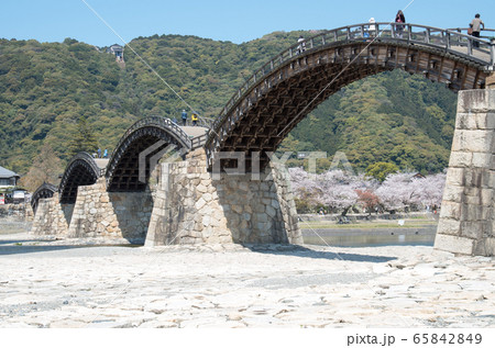 錦川に架かる錦帯橋の景色 錦川に架かる錦帯橋の景色 65842849