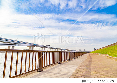 川沿いの道　青空 65843179