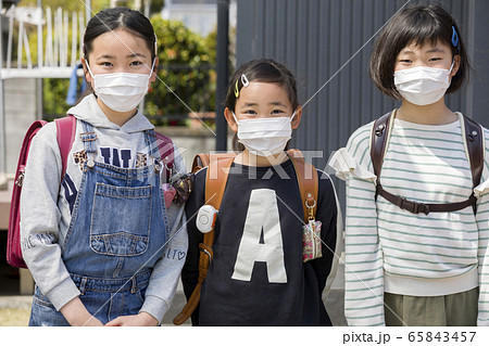 マスク姿で並ぶ小学生 通学 登校の写真素材