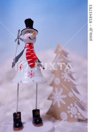 さあ、雪山で遊ぼう。青空&雪山にスノーマン人形 さあ、雪山で遊ぼう。青空&雪山にスノーマン人形 65843763