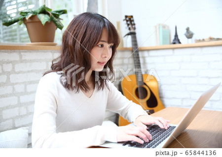 自宅にてパソコン作業をする女性イメージ 自宅にてパソコン作業をする女性イメージ 65844136