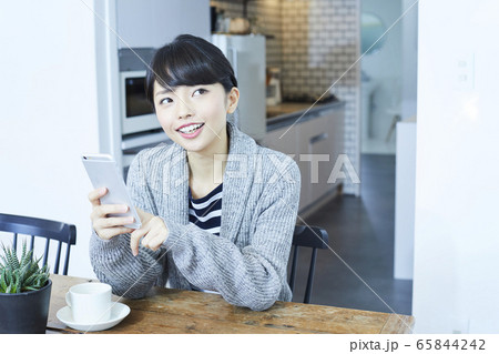 若い女性 65844242