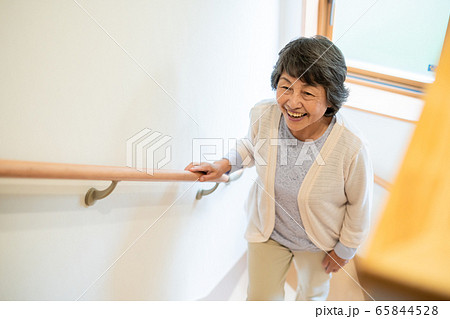 階段を上るシニア女性　高齢者　老人 65844528