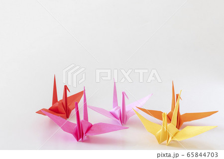 折り紙で作った複数の折り鶴の写真素材