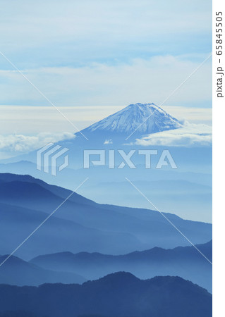 山梨県北杜市からの風景（墨絵のような富士山と山々） 65845505
