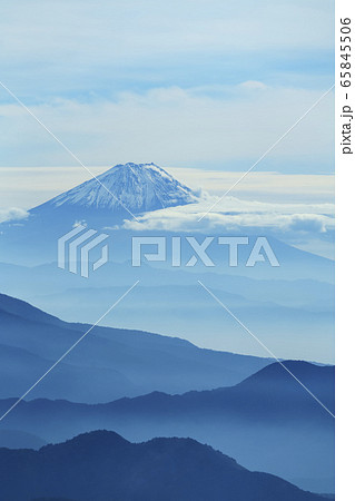 山梨県北杜市からの風景（墨絵のような富士山と山々） 65845506