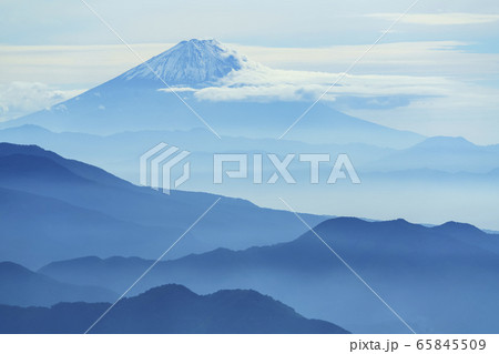 山梨県北杜市からの風景（墨絵のような富士山と山々） 65845509