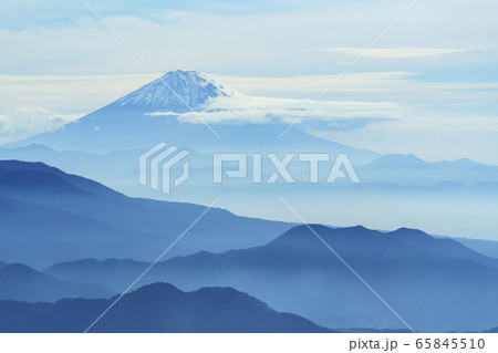 山梨県北杜市からの風景（墨絵のような富士山と山々） 65845510