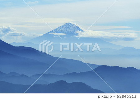 山梨県北杜市からの風景（墨絵のような富士山と山々） 65845513