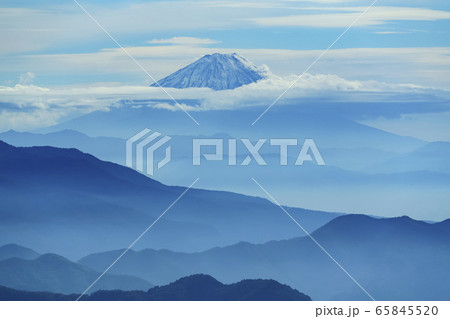 山梨県北杜市からの風景（墨絵のような富士山と山々） 65845520