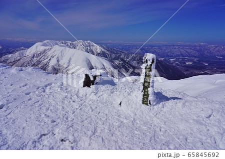 三本槍岳の山頂標柱 65845692